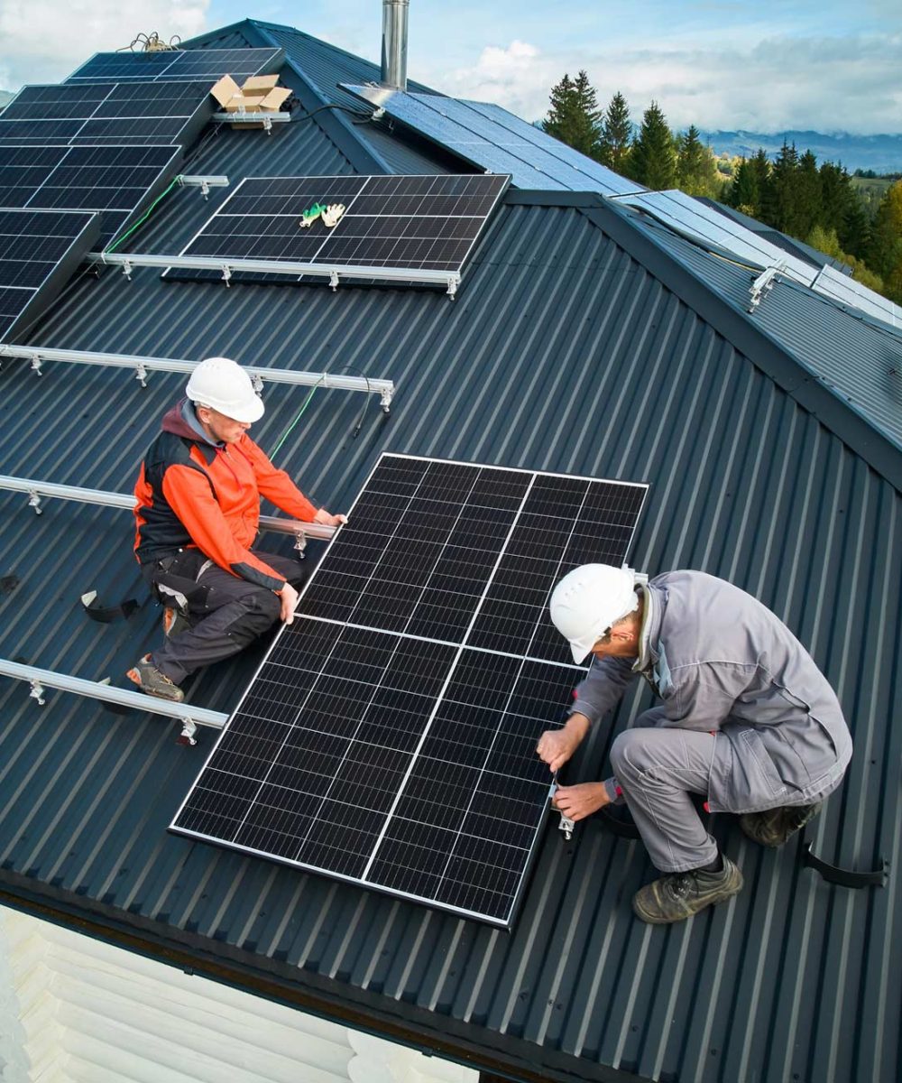 Tehnicieni-instaland-panouri-fotovoltaice